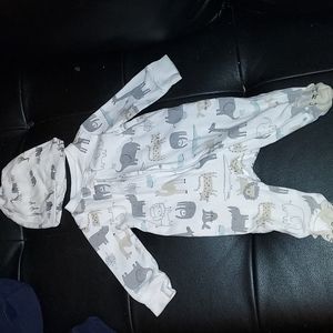 Footie Pajamas. 0-3 Months  $6.00 each. I have 9.